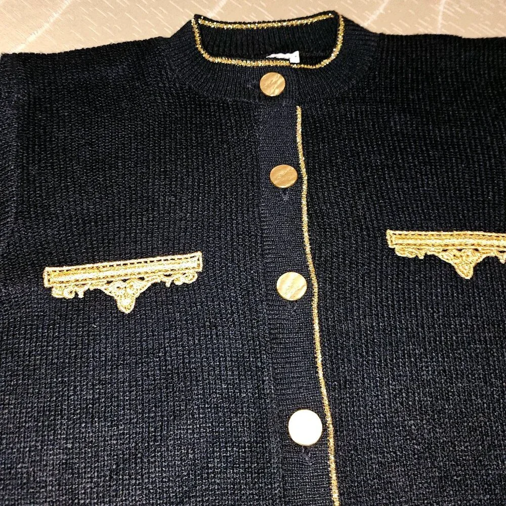 🔥HP🔥CHANEL-STYLE BLACK CARDIGAN w/ GOLD ACCENTS FEATURING SIX BUTTON CLOSURE - Picture 4 of 12